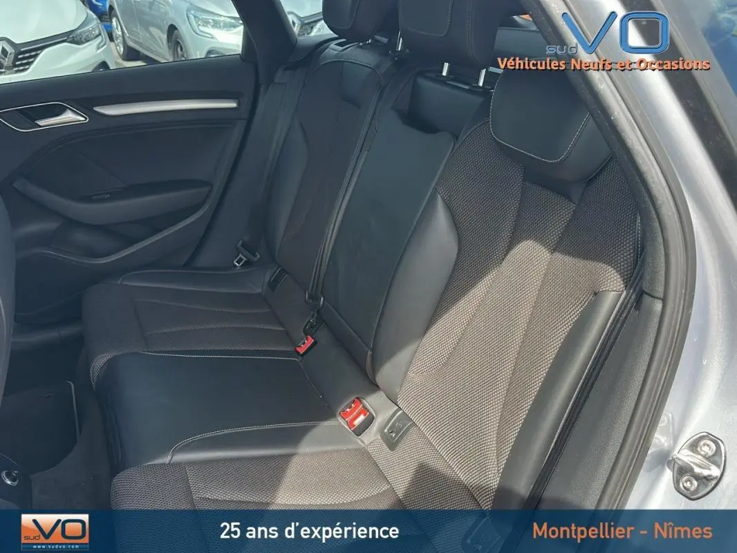 Vue côté droit de la banquette arrière en tissu et cuir de l'Audi A3 Sportback gris clair 2018 avec ceinture et appuie-tête visibles.