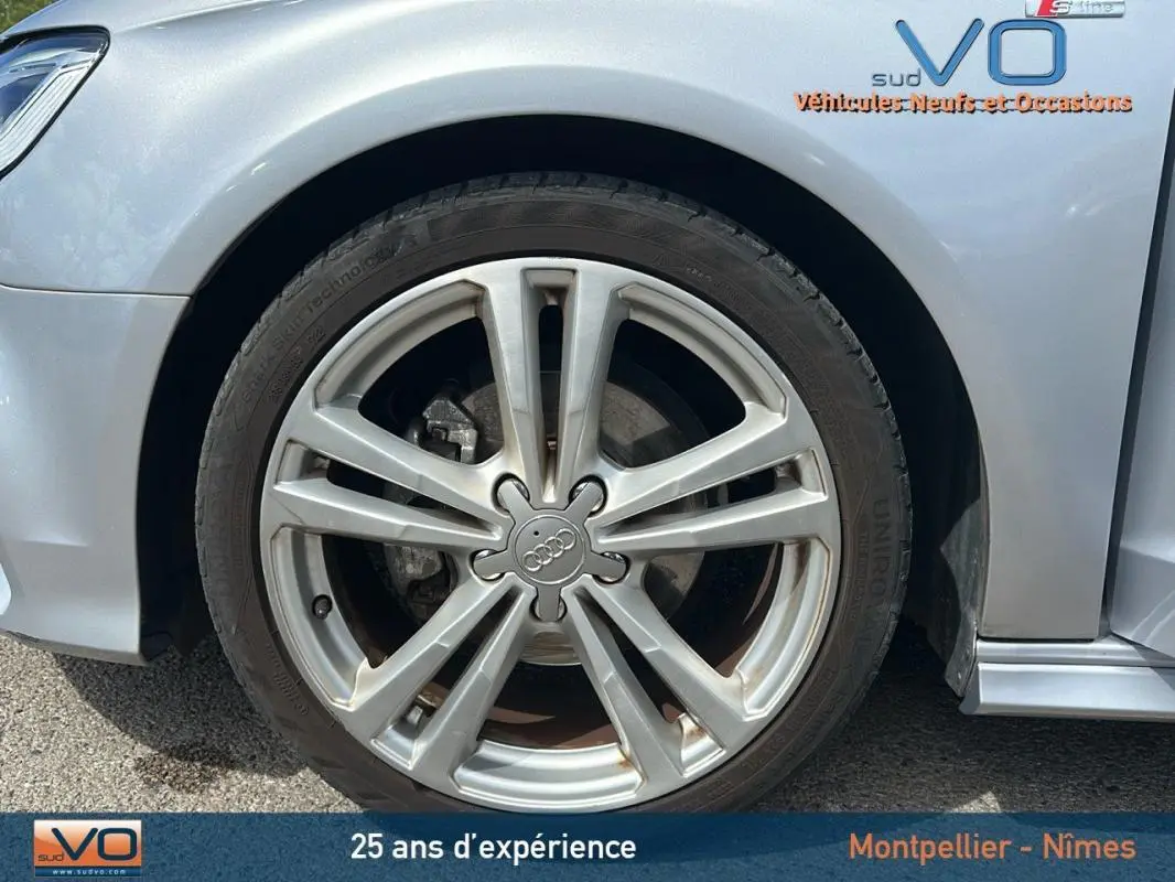 Gros plan sur la roue avant gauche gris clair d'une Audi A3 Sportback S line 2018 avec jante alliage à 10 branches.