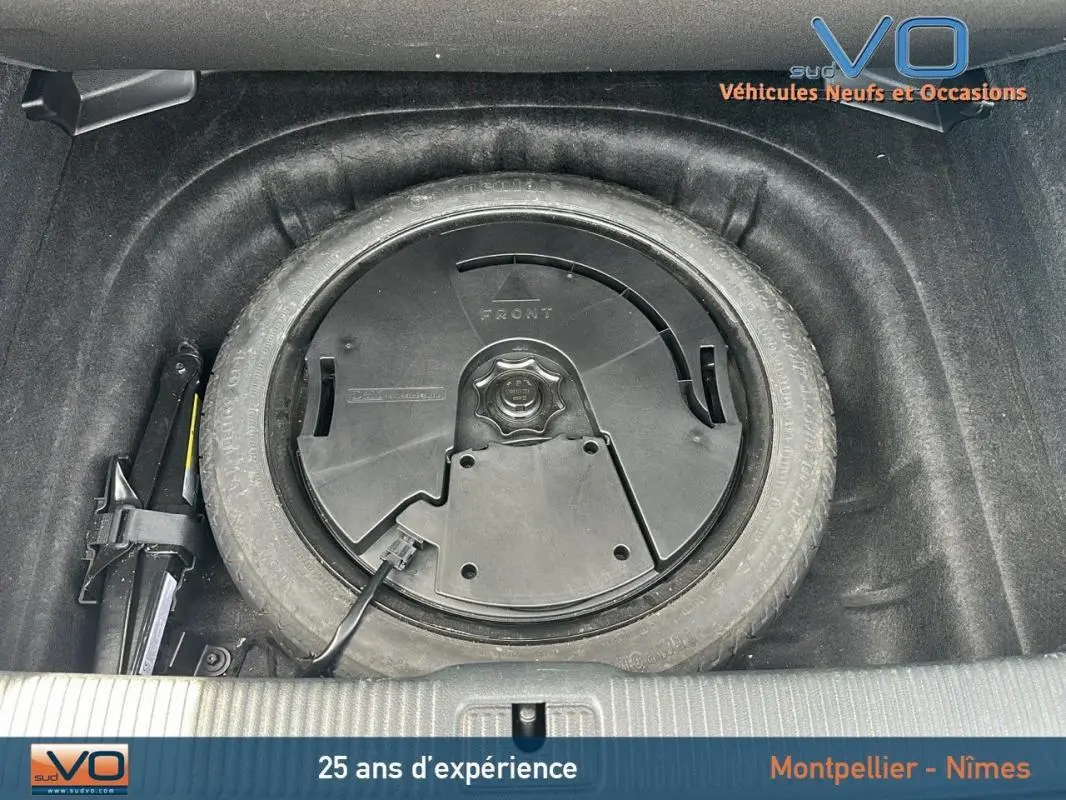 Roue de secours et cric dans le coffre de l'Audi A3 Sportback gris clair 2018, vue intérieure du coffre.