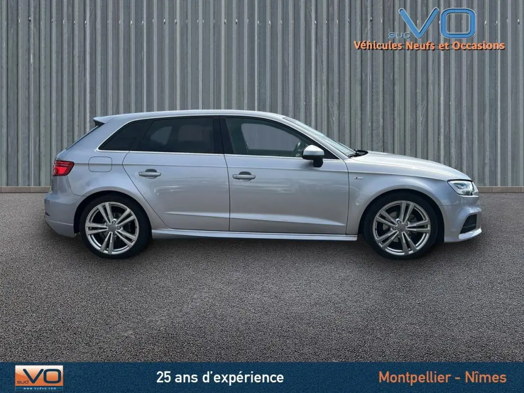 Profil latéral droit d'une Audi A3 Sportback gris clair de 2018 avec jantes alliage et finition S line sportive.