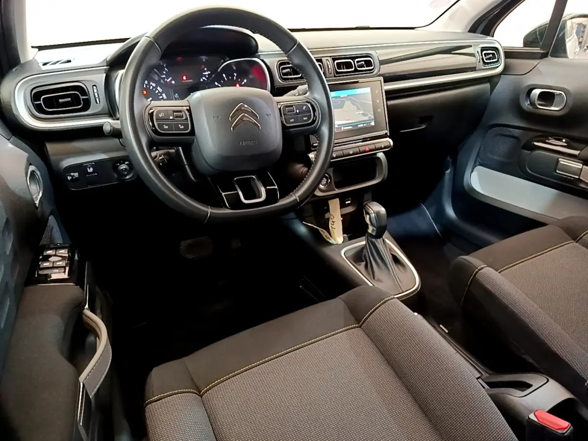 Intérieur avant droit de la Citroën C3 2019 avec tableau de bord noir, volant cuir multifonctions et écran tactile central.
