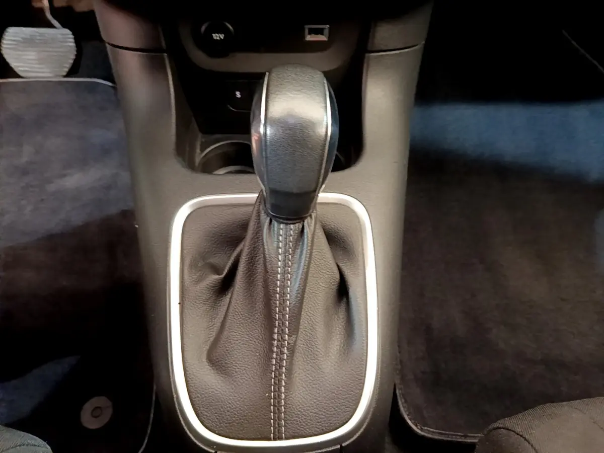 Le levier de vitesses automatique en cuir noir de la Citroën C3 PureTech 110, vu de dessus au centre console.