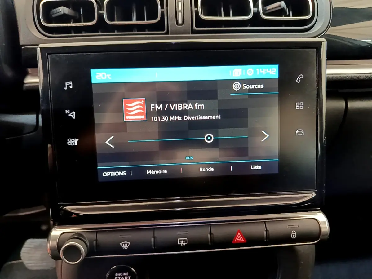 Écran tactile central allumé affichant la radio FM dans l'habitacle du Citroën C3 gris clair de 2019.