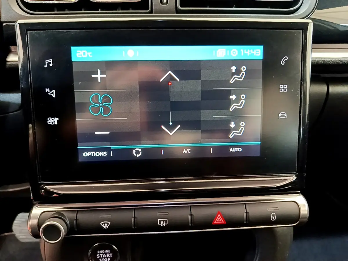 Écran tactile central de la Citroën C3 gris clair 2019 affichant les réglages de climatisation automatique.