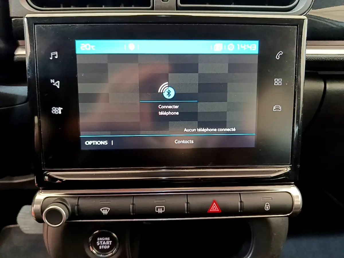 Écran tactile central affichant la connexion Bluetooth dans l'habitacle noir de la Citroën C3 gris clair.