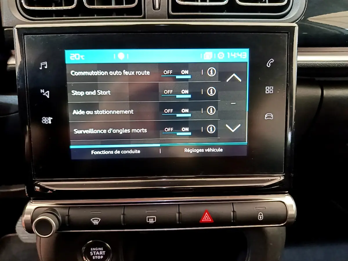 Écran tactile central affichant les réglages de conduite dans l'habitacle noir d'une Citroën C3 gris clair de 2019.