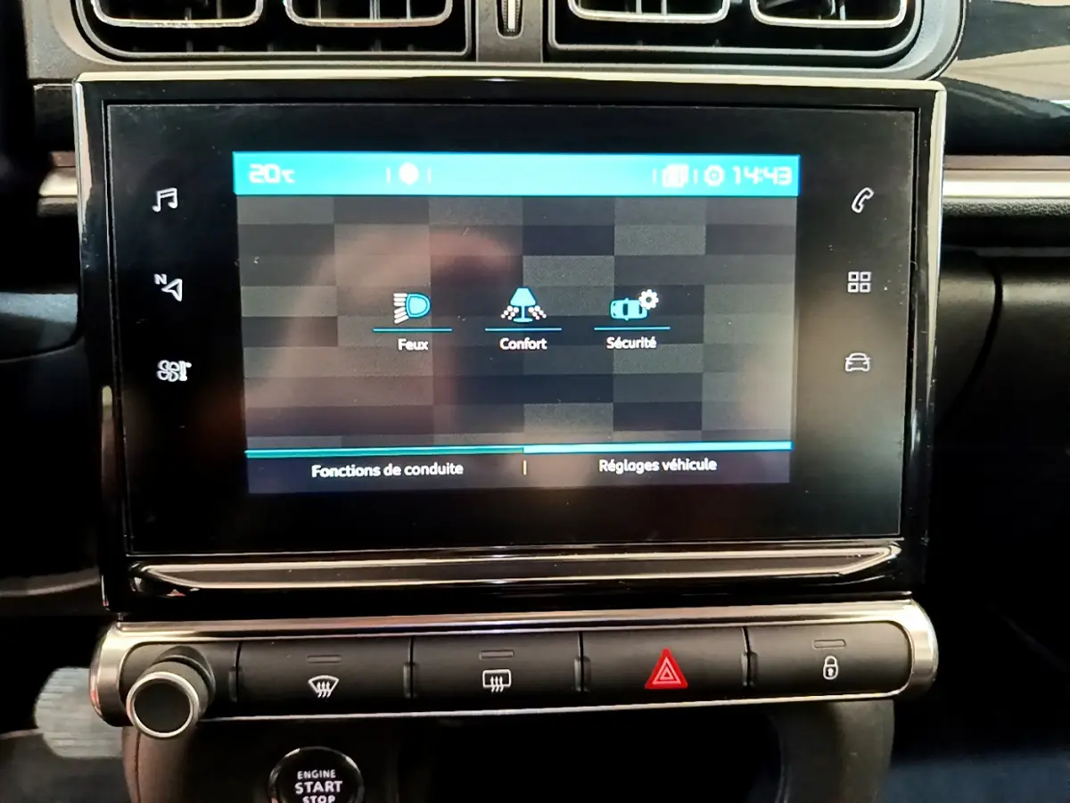 Écran tactile central affichant les réglages de conduite dans le tableau de bord noir d'une Citroën C3 2019.