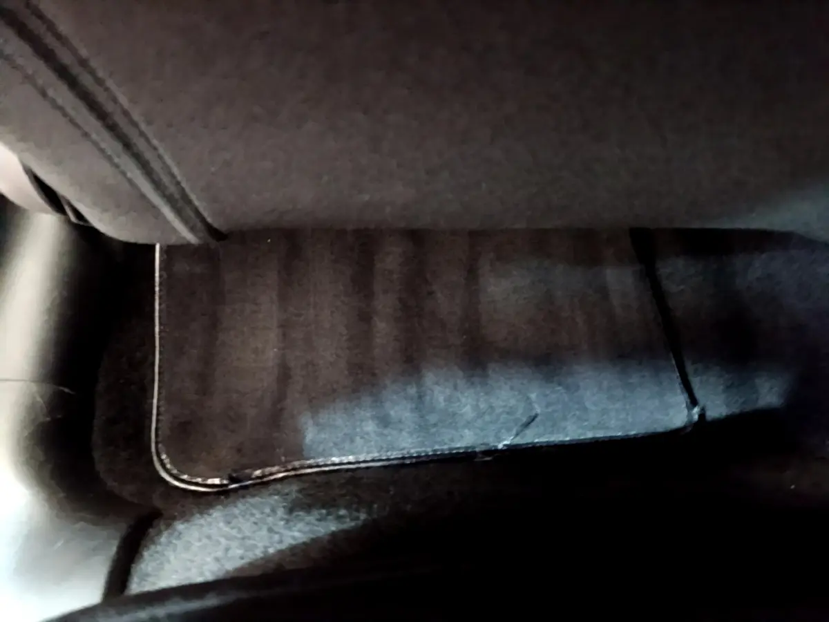 Détail du tapis de sol noir côté conducteur dans l'habitacle d'une Citroën C3 gris clair 2019