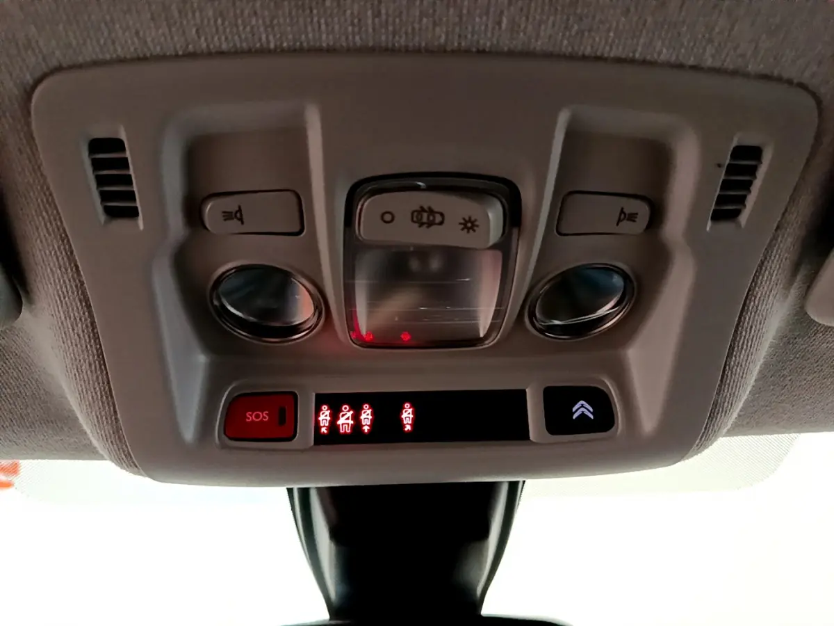 Plafonnier intérieur avec commandes d'éclairage et bouton SOS de la Citroën C3 gris clair 2019 vue de dessous
