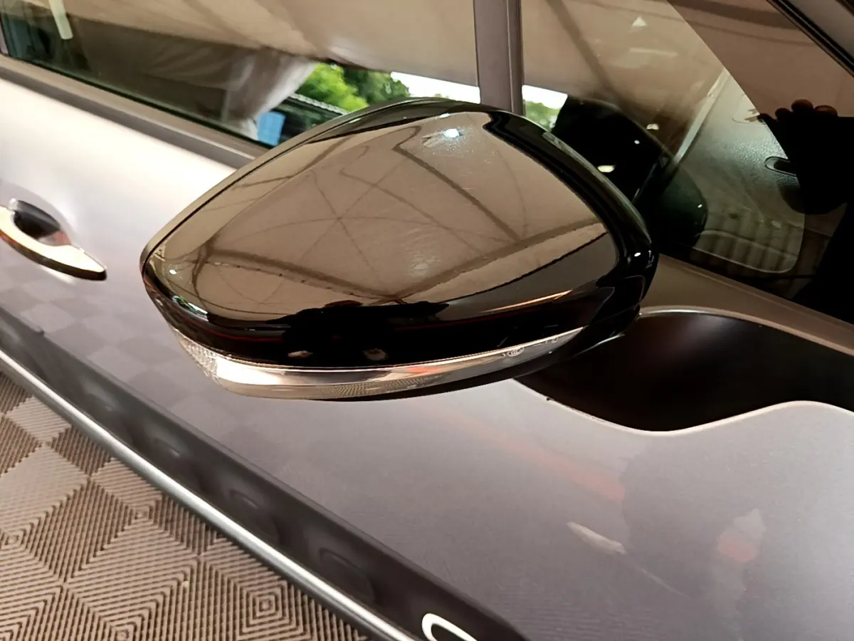 Rétroviseur noir brillant côté gauche sur porte gris clair d'une Citroën C3 PureTech 110 Shine Business 2019.