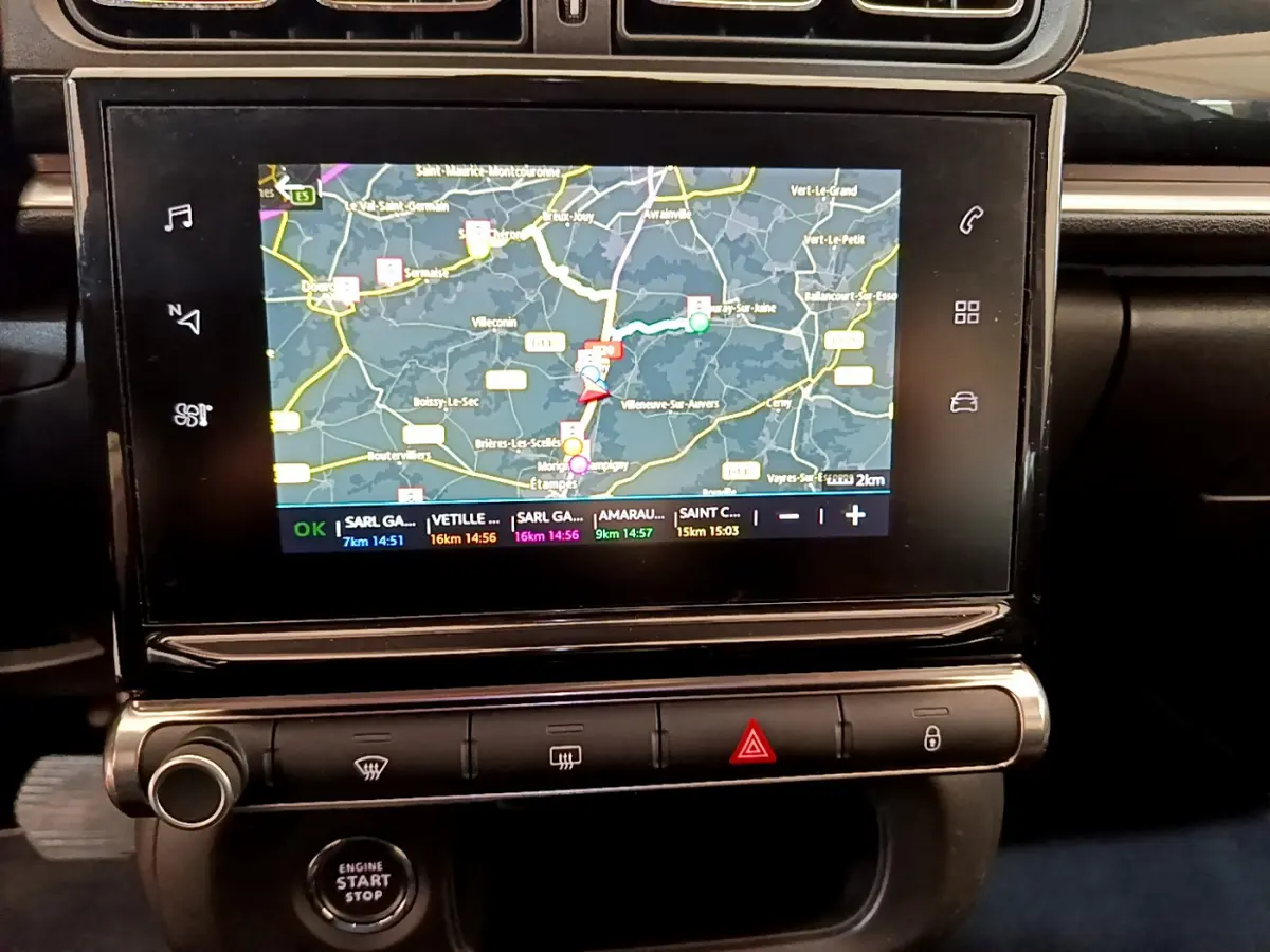 Écran tactile de navigation 7 pouces affichant une carte, au centre du tableau de bord d'une Citroën C3 gris clair de 2019.