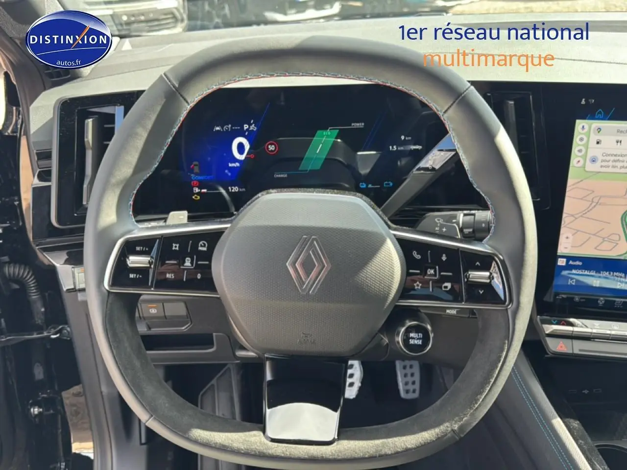 Vue rapprochée du volant Alcantara avec surpiqûres bleues et tableau de bord numérique du Renault Austral noir esprit Alpine.