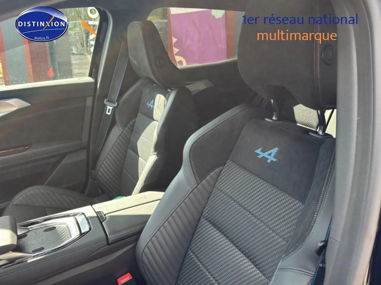 Vue intérieure côté droit sur les sièges avant noirs en Alcantara avec surpiqûres bleues et logo Alpine brodé.