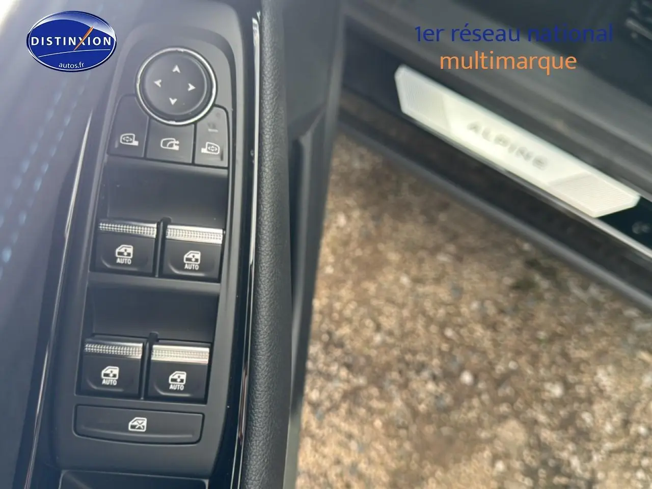 Gros plan sur la commande des vitres côté gauche avec seuil de porte noir marqué Alpine sur Renault Austral noir.