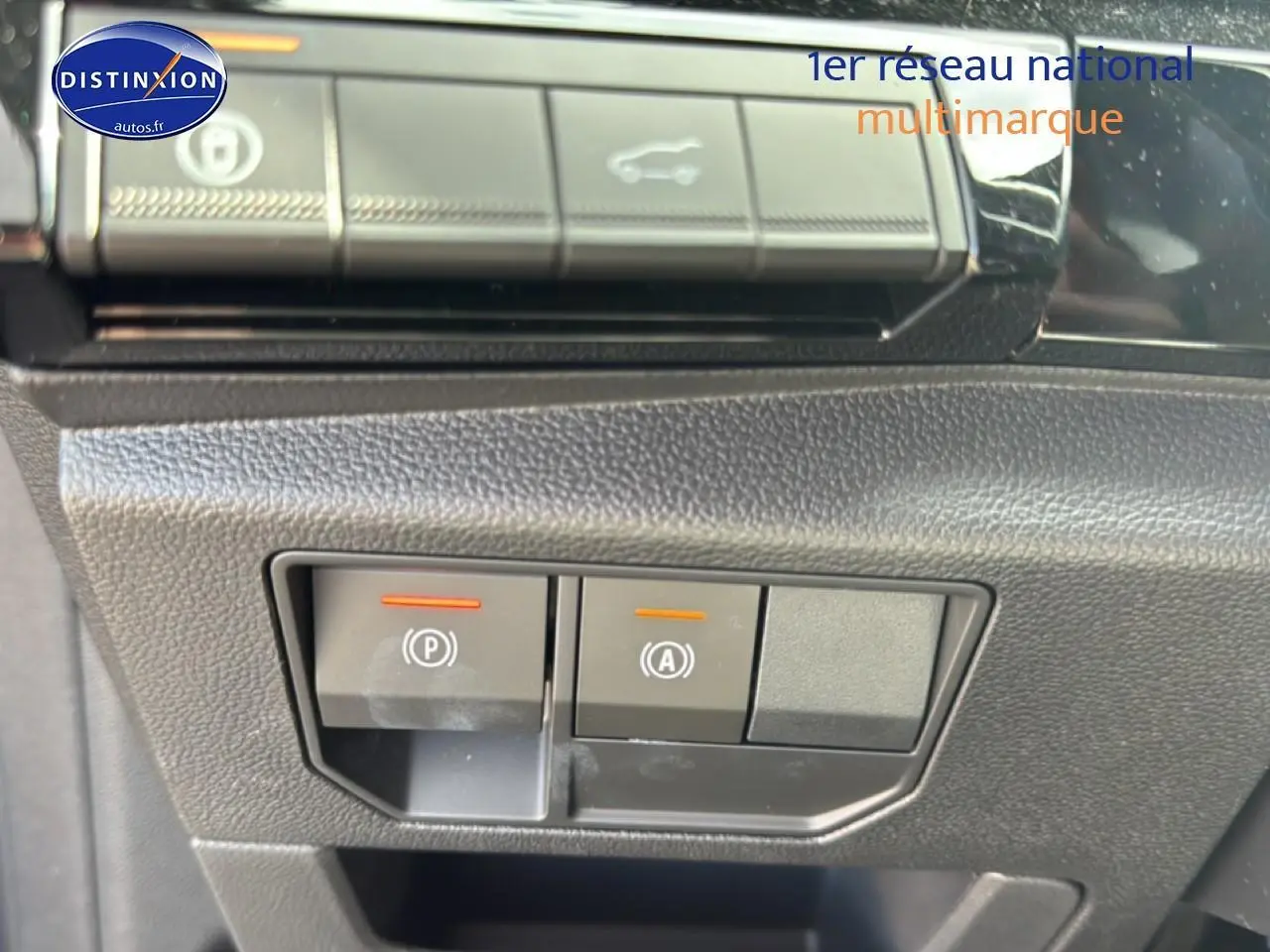 Gros plan sur les boutons de commande du frein de stationnement et de l'arrêt automatique dans un Renault Austral noir.