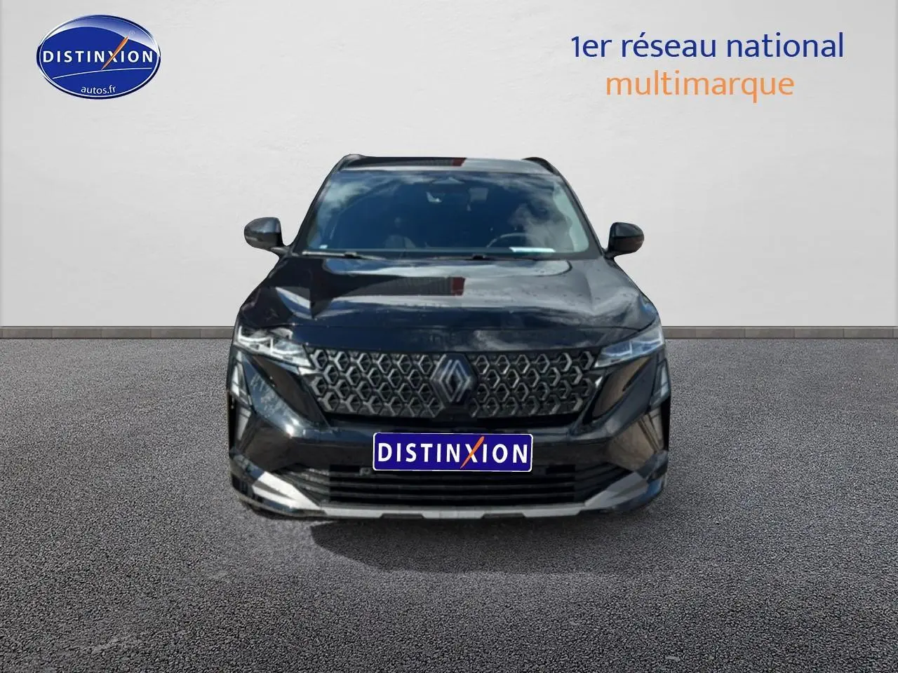 Vue de face du Renault Austral noir avec calandre distinctive et phares LED fins sur fond neutre.