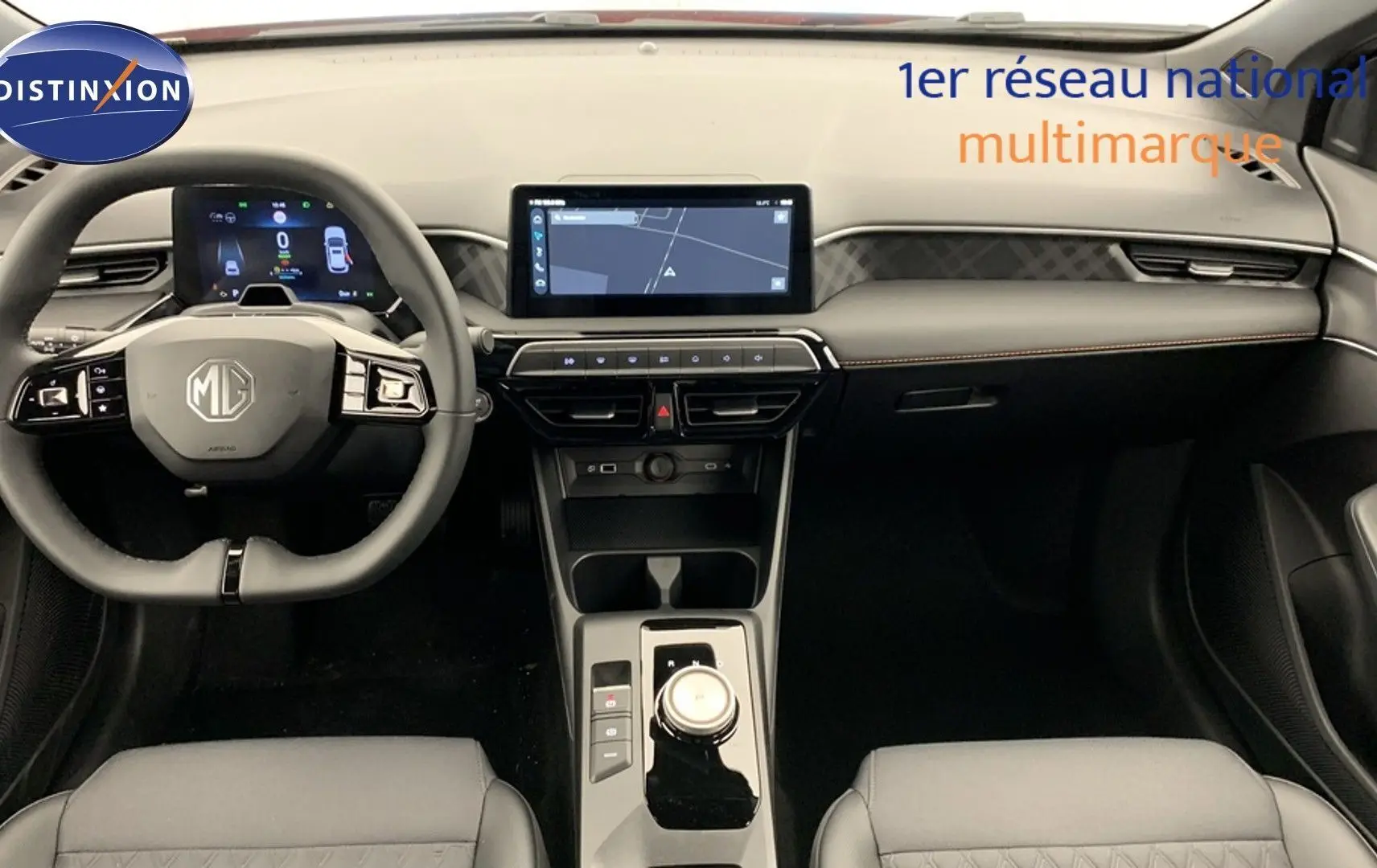 Vue intérieure avant du poste de conduite de la MG3 1.5 L Hybrid+ 195 ch Luxury avec tableau de bord et écran tactile noir.