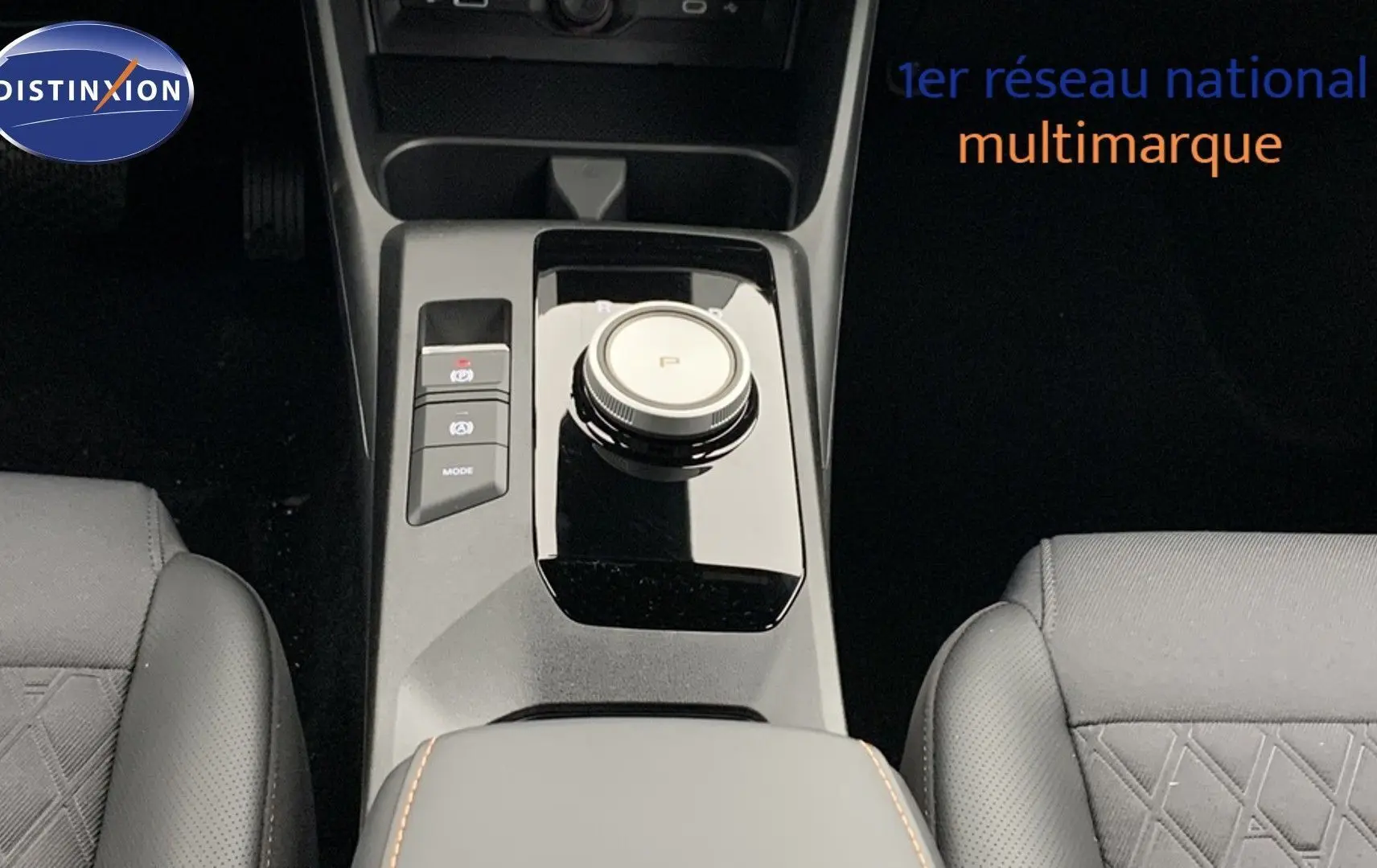 Vue plongeante sur la console centrale et les sièges avant en similicuir noir de la MG3 1.5 L Hybrid+ Luxury 2026.