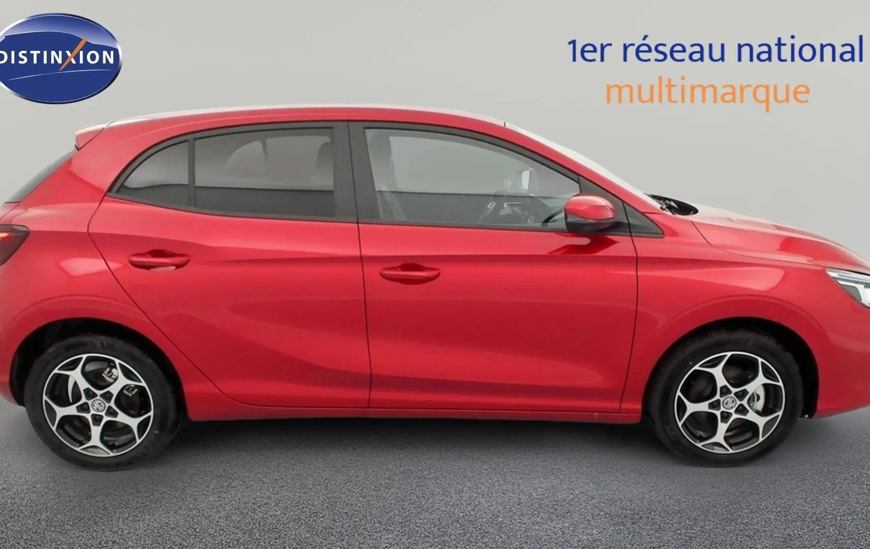 Profil côté gauche de la MG3 1.5 L Hybrid+ Luxury rouge Diamond avec jantes alliage 16 pouces et vitres surteintées.