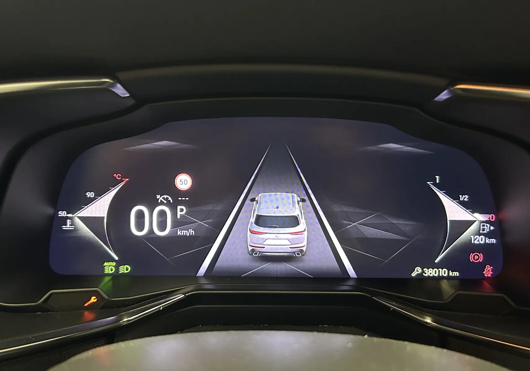 Affichage numérique du tableau de bord du DS7 2024, montrant la vitesse à 0 km/h et l'autonomie restante de 120 km.
