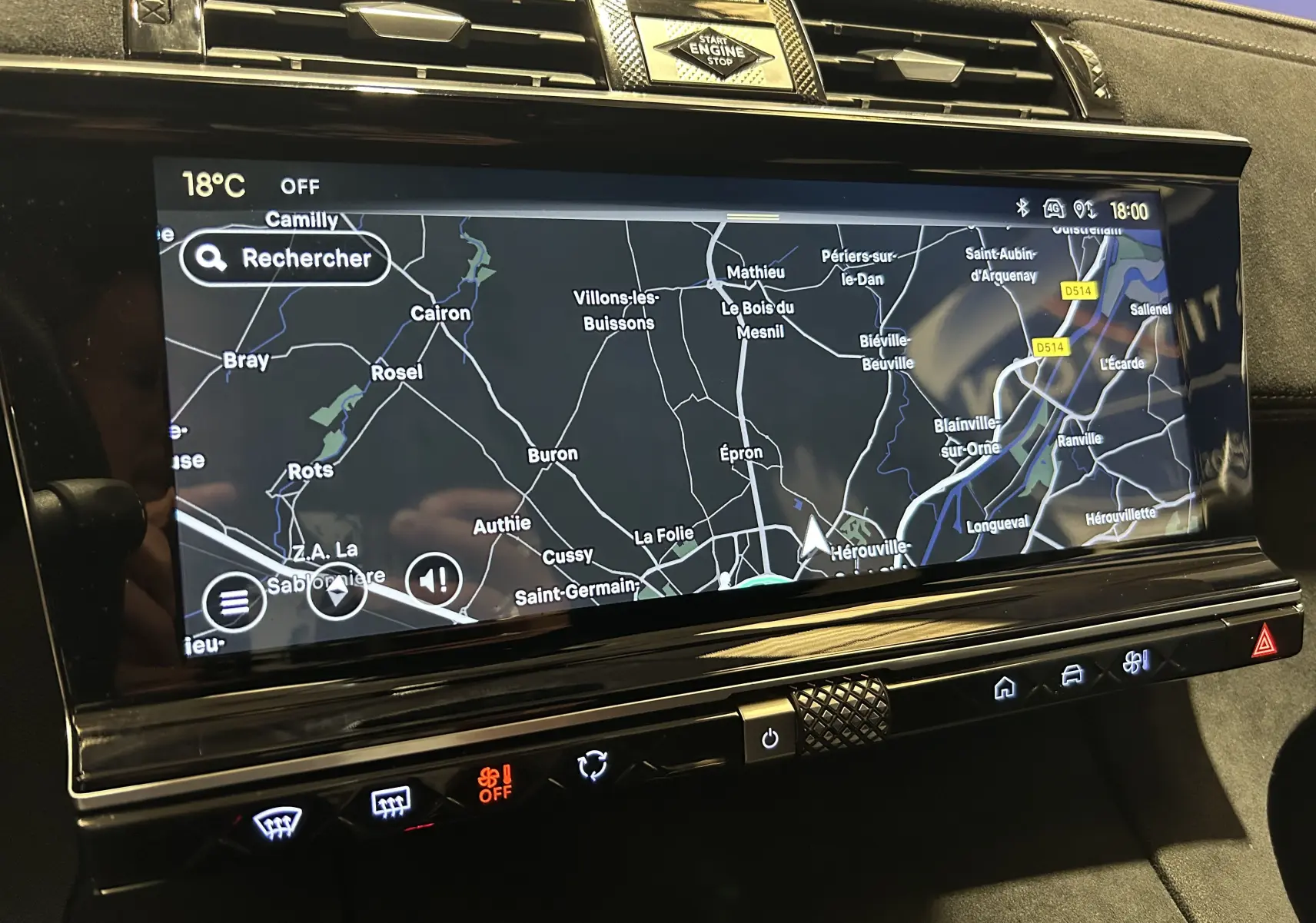 Vue rapprochée de l'écran tactile central du DS7 gris titane, affichant la carte de navigation avec commandes tactiles en dessous.