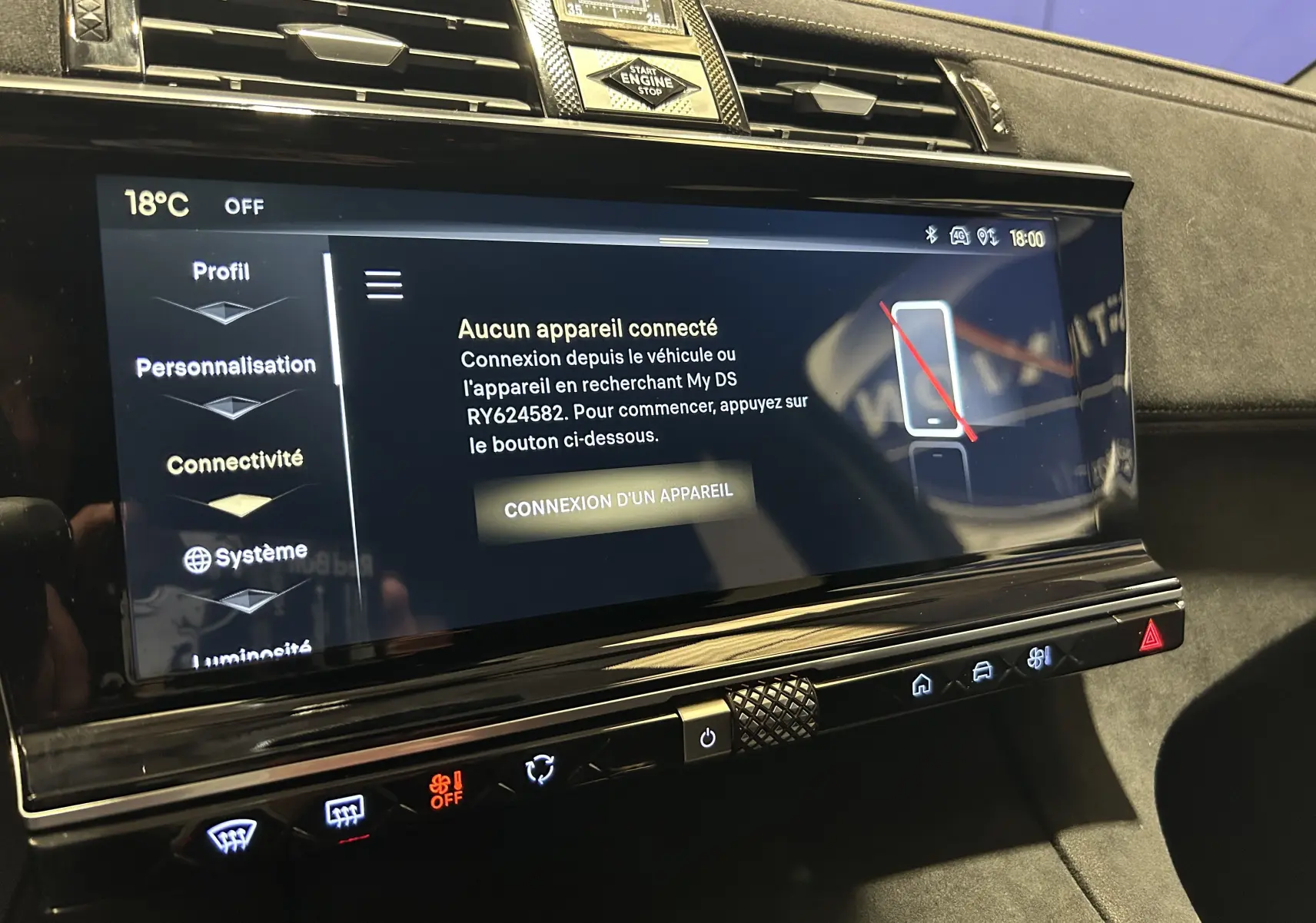 Vue rapprochée de l’écran tactile central du DS7 2024 avec menu de connectivité affiché sur fond noir.