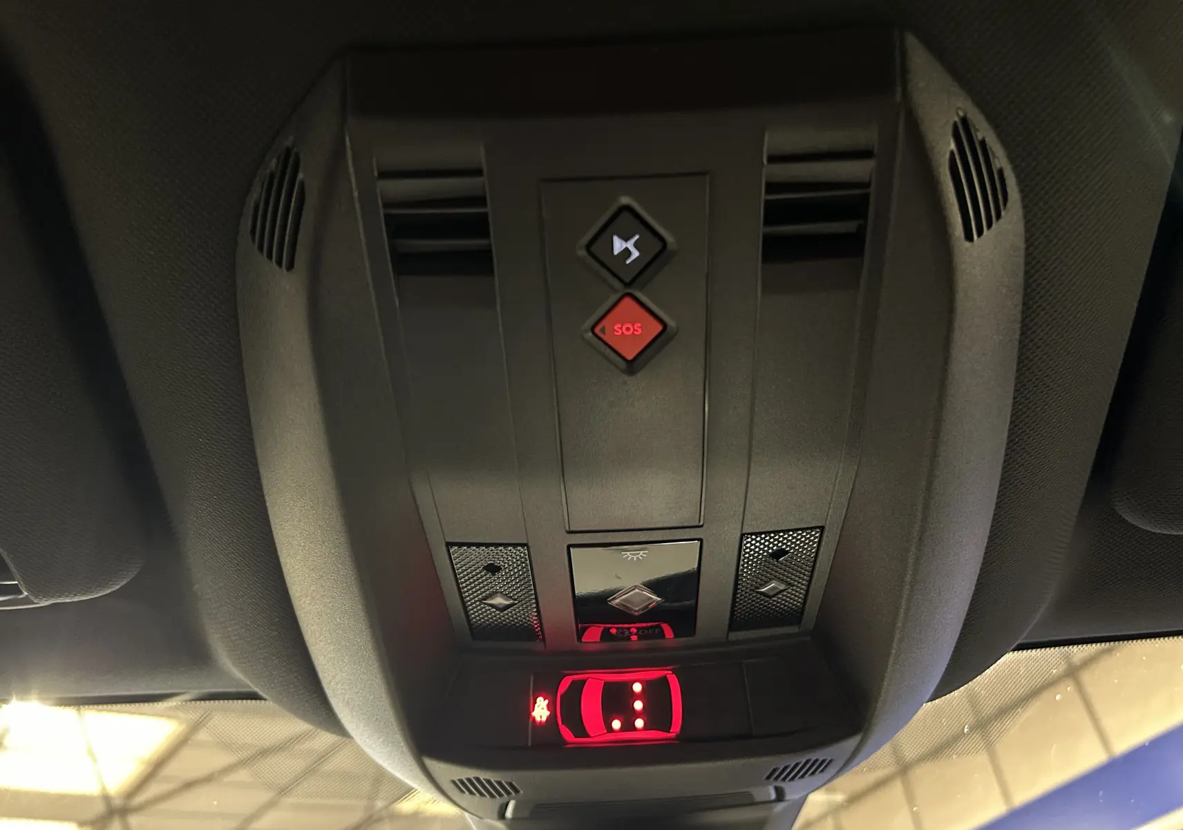 Vue intérieure en gros plan du plafonnier avec commandes SOS et éclairage du DS7 gris titane 2024.