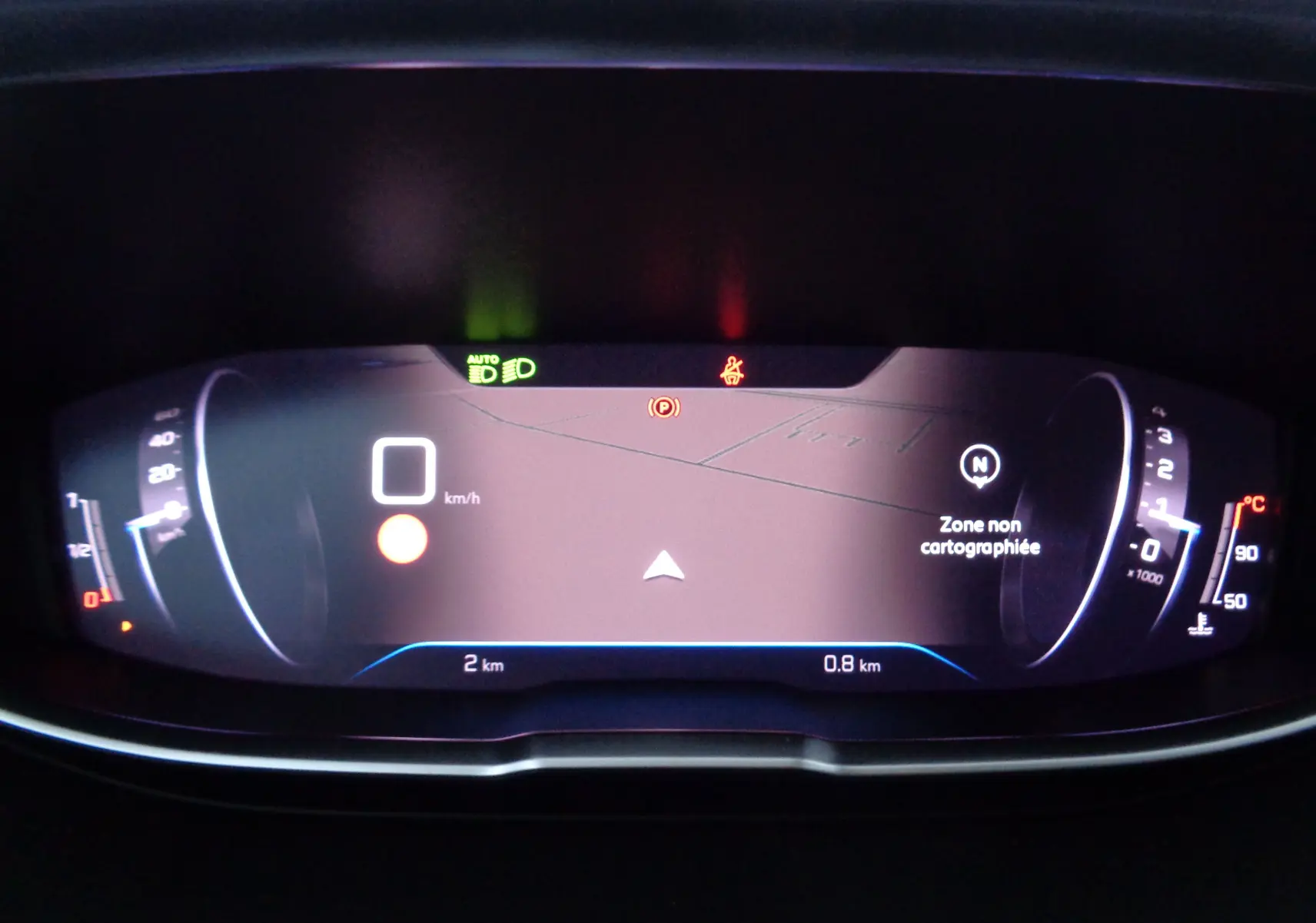 Tableau de bord numérique du Peugeot 3008 2023 affichant la vitesse à 0 km/h et une zone non cartographiée.