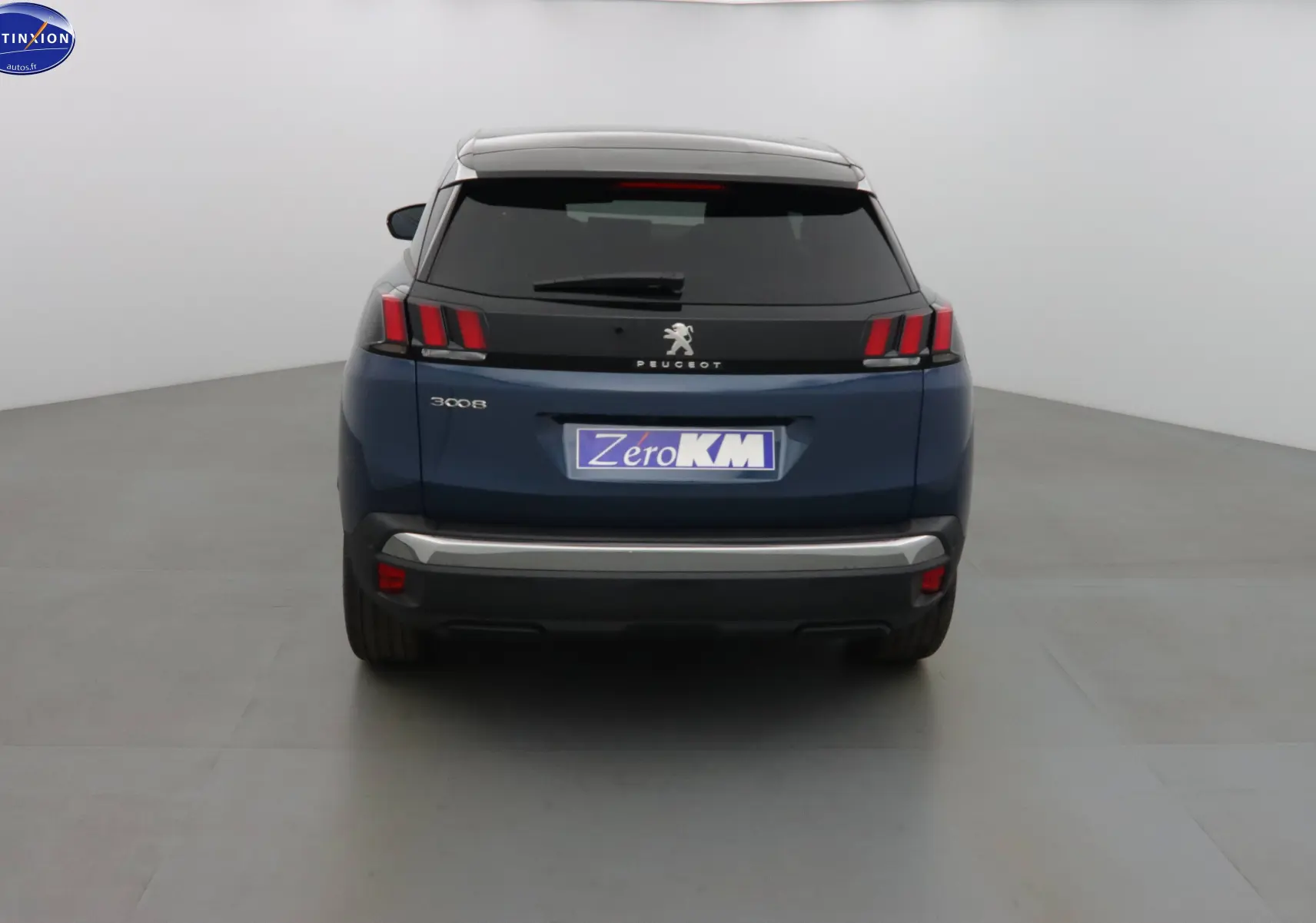 Vue arrière d'un Peugeot 3008 bleu Célèbes Métal avec feux arrière à griffes rouges et hayon fermé.