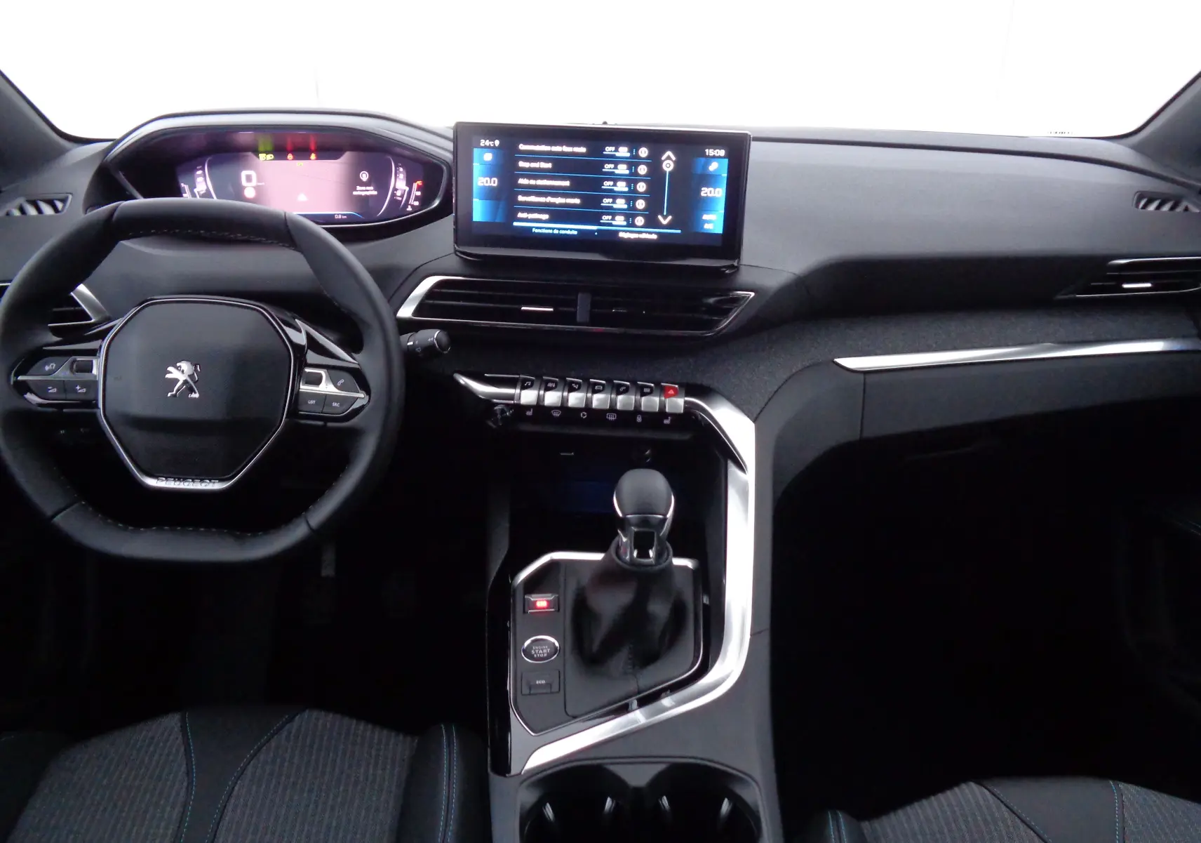 Vue intérieure avant du Peugeot 3008 2023 avec tableau de bord numérique et écran tactile central moderne.