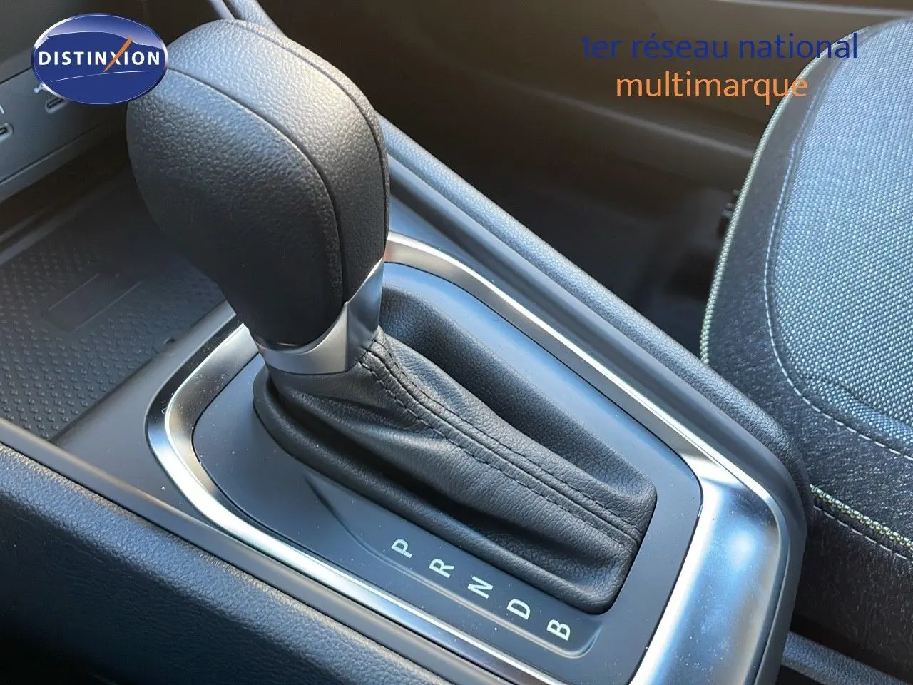 Le levier de vitesses automatique en cuir noir du Renault Captur E-Tech Hybrid 2025, vue rapprochée intérieure.