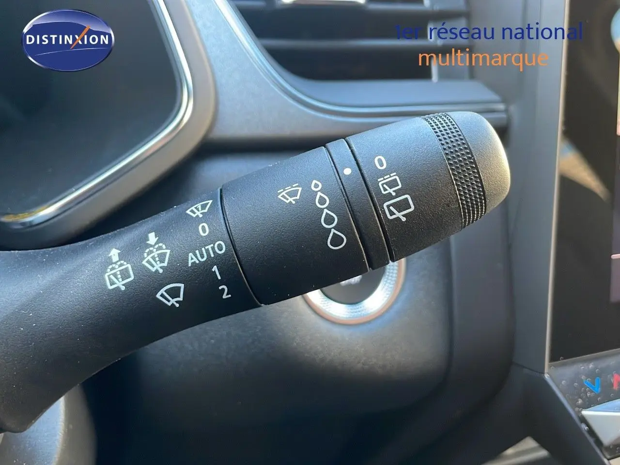 Gros plan sur la commande d'essuie-glace du Renault Captur E-Tech hybride 2025 avec intérieur noir.
