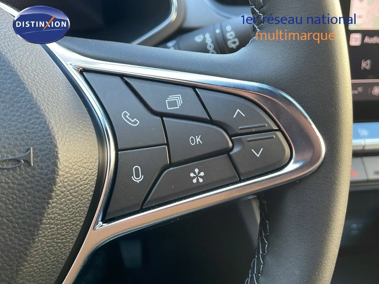 Gros plan sur les commandes multifonctions à droite du volant du Renault Captur E-Tech hybride 2025.