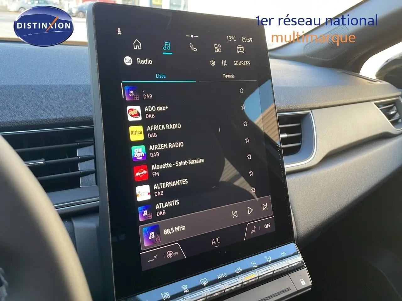 Vue intérieure du tableau de bord du Renault Captur E-Tech Hybrid 2025, écran tactile central affichant les radios DAB.