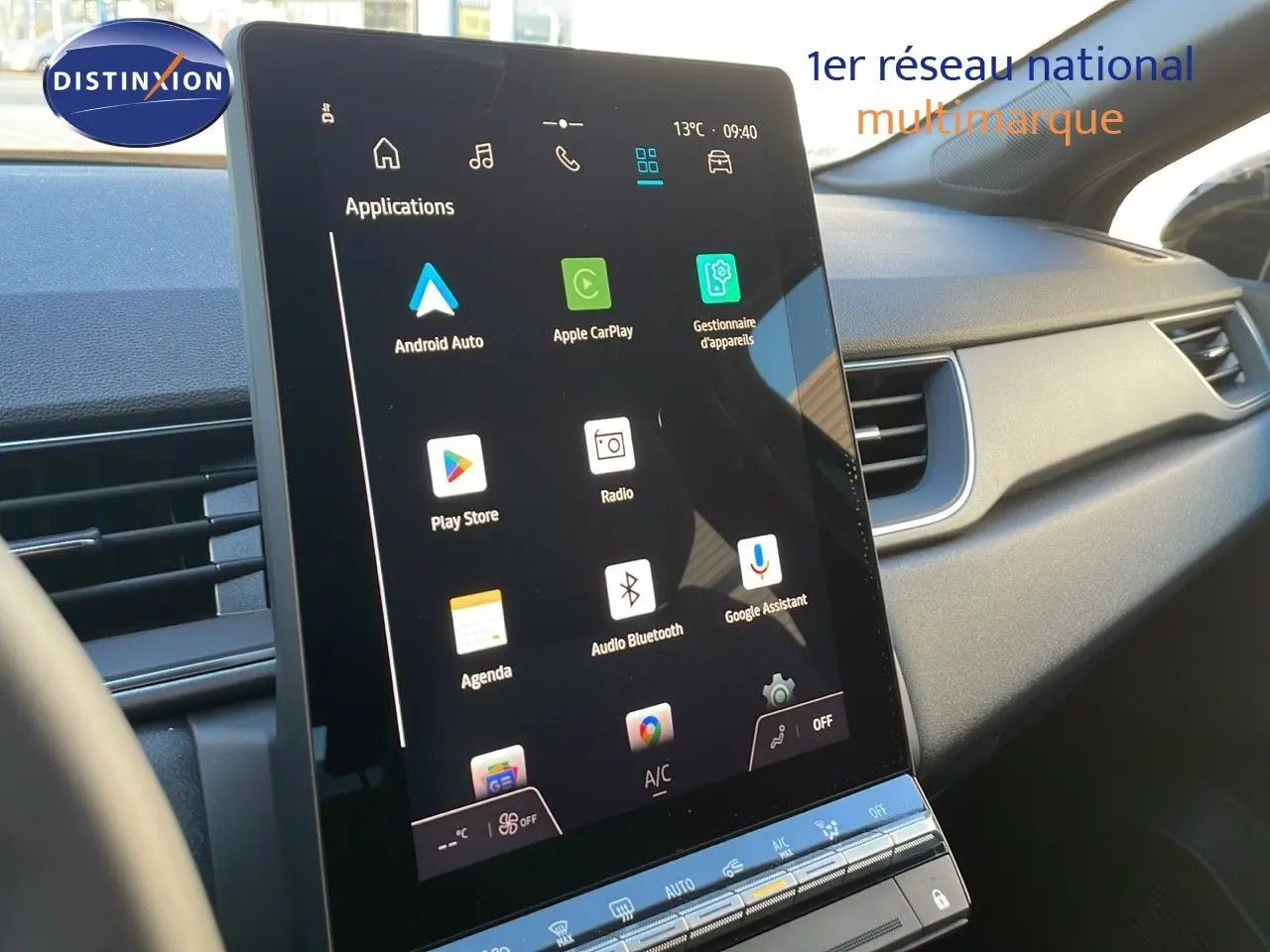 Écran tactile central du tableau de bord du Renault Captur E-Tech Hybrid 2025, avec interface multimédia Android Auto et Apple CarPlay.