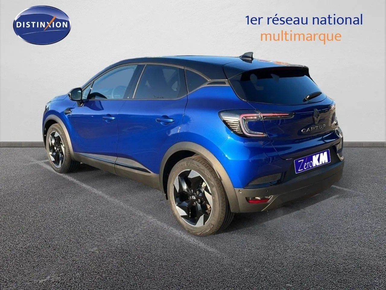 Vue 3/4 arrière droite du Renault Captur E-Tech hybride bleu Iron avec toit noir et jantes noires biton.