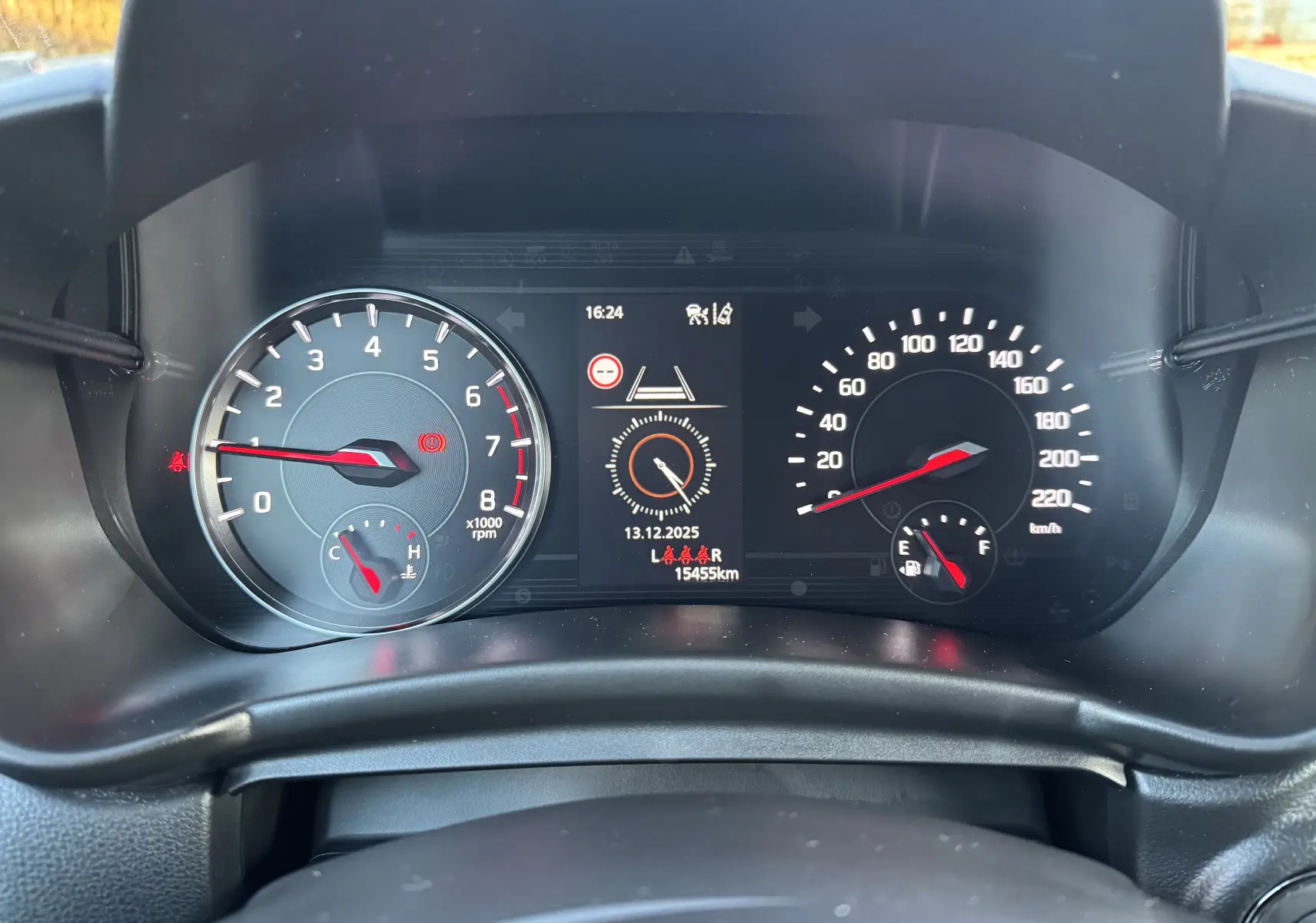 Tableau de bord de Suzuki Swift 1.2 Privilège Hybrid 2025, affichage numérique avec compte-tours, vitesse et jauges.