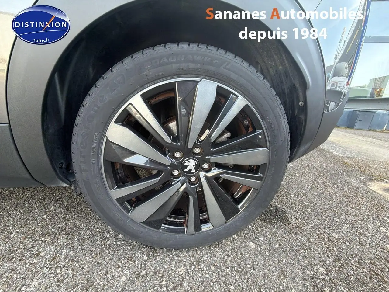 Gros plan sur la jante 19 pouces Washington noir Onyx du Peugeot 3008 gris foncé côté arrière droit.