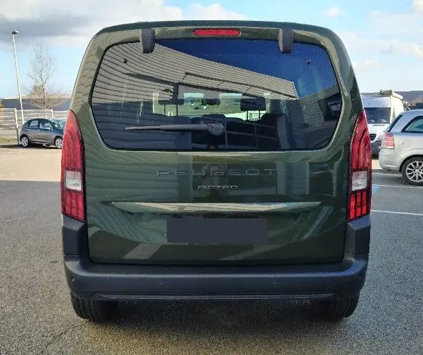 Vue arrière du Peugeot Rifter 2025 en vert Srikka, mettant en valeur son hayon large et ses feux verticaux rouges.