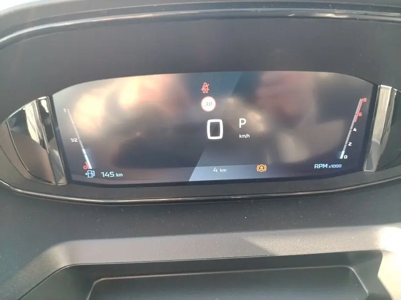 Affichage numérique du tableau de bord du Peugeot Rifter 2025, montrant la vitesse à zéro et la jauge de carburant.