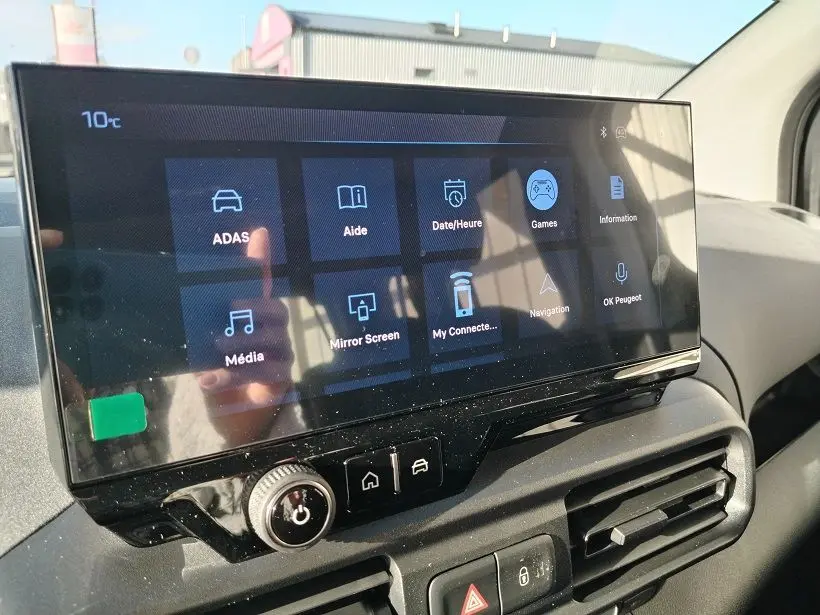 Écran tactile central du tableau de bord du Peugeot Rifter 2025 en Srikka Green, avec interface multimédia affichée.