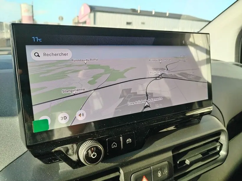 Écran tactile central du Peugeot Rifter 2025 affichant la navigation, avec commandes et ventilation visibles.