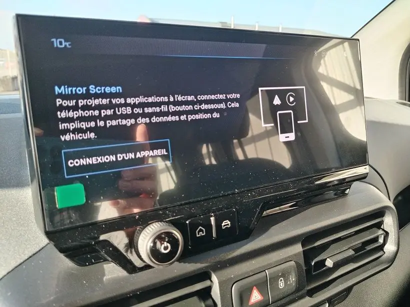 Écran tactile central du Peugeot Rifter 2025 affichant l'interface Mirror Screen, vue intérieure avant droite.