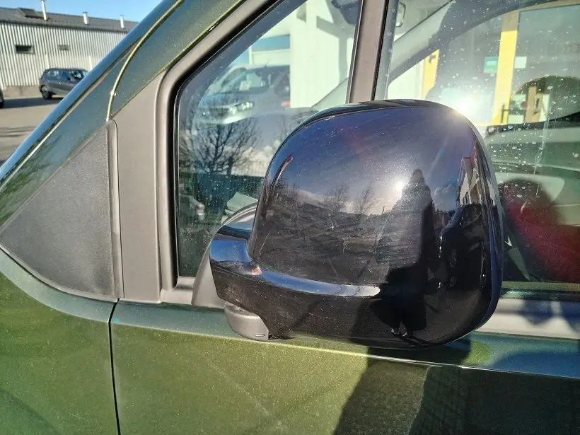Rétroviseur côté gauche noir sur Peugeot Rifter 2025 vert Srikka, vue rapprochée sur porte avant.