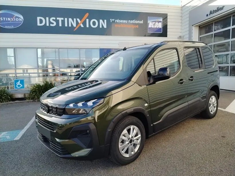 Peugeot Rifter 2025 vert Srikka en 3/4 avant droit, avec calandre noire et jantes alliage argentées.