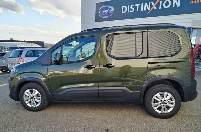 Vue de profil côté gauche d'un Peugeot Rifter 2025 vert Srikka avec portes coulissantes et jantes alliage 16 pouces.