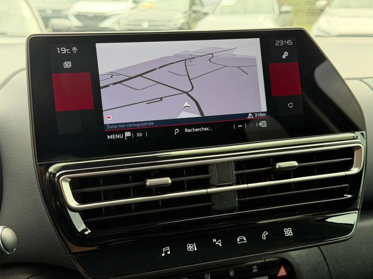 Écran tactile central avec navigation GPS et aérateurs horizontaux dans l’habitacle du Citroën C5 Aircross 2025 noir.