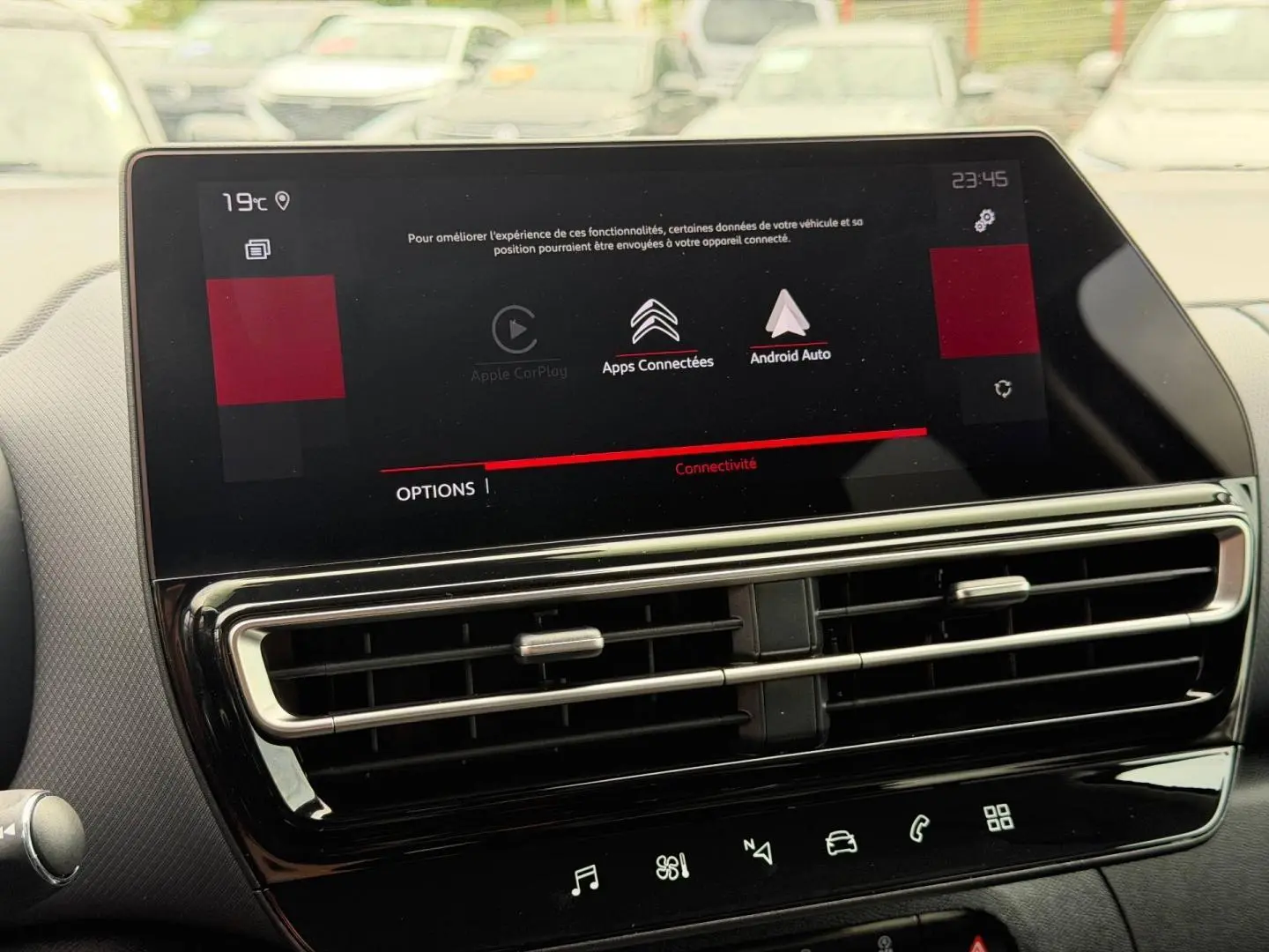 Écran tactile central affichant connectivité Apple CarPlay et Android Auto dans le tableau de bord du Citroën C5 Aircross.