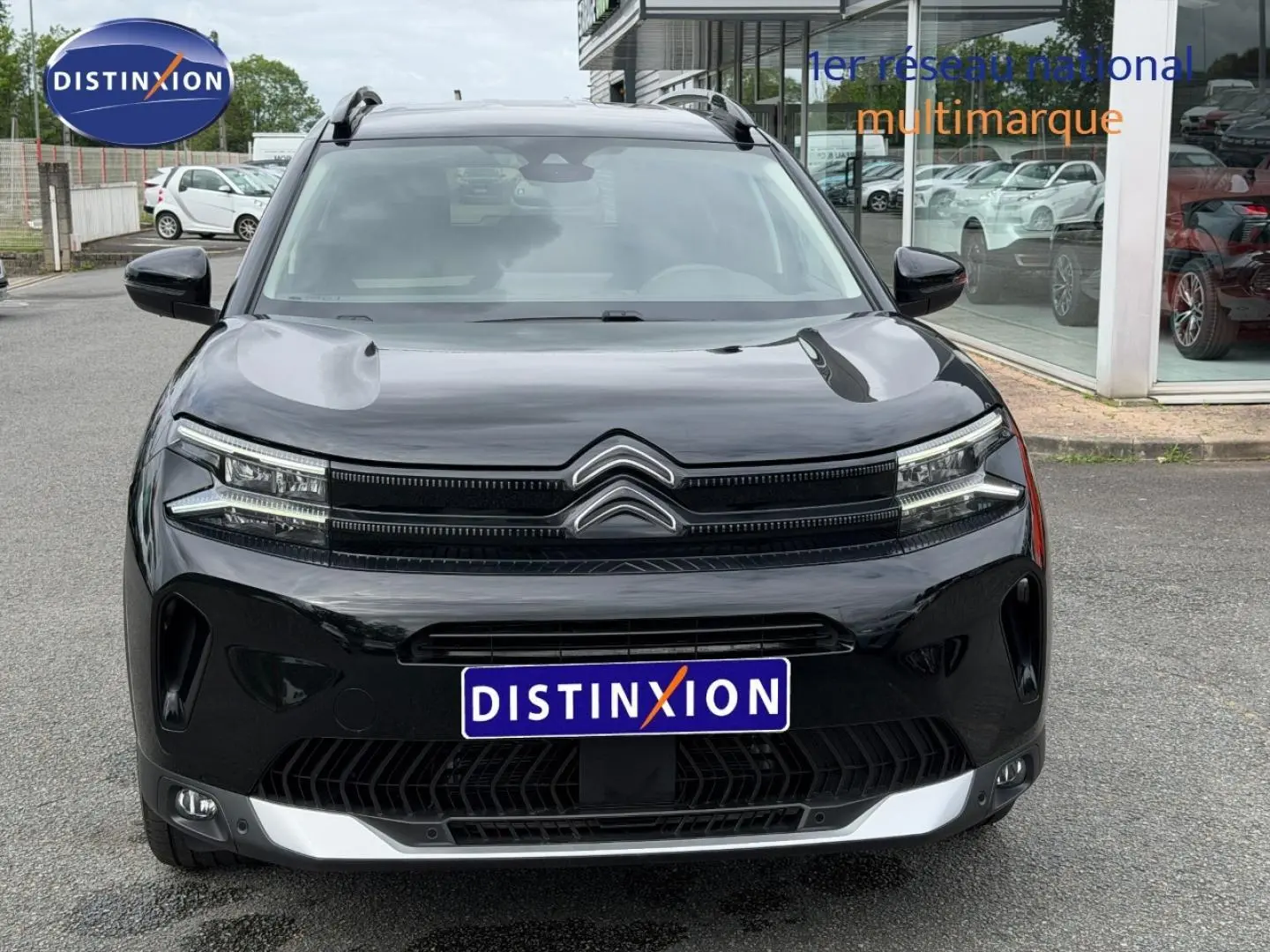 Vue frontale du Citroën C5 Aircross noir Perla Nera avec calandre distinctive et feux LED horizontaux.