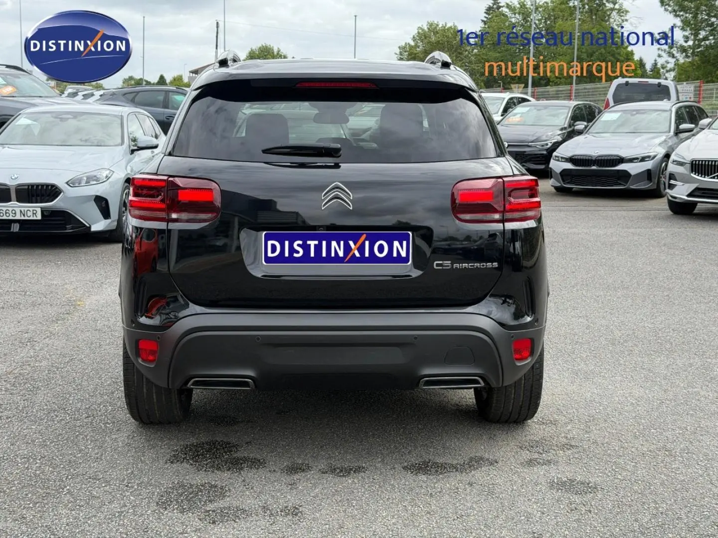 Vue arrière d'un Citroën C5 Aircross noir Perla Nera 2025 avec feux LED et double sortie d'échappement intégrée.